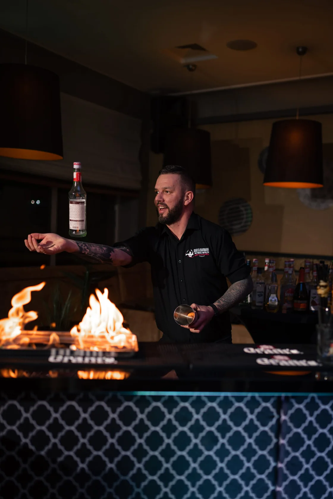 Barman przygotowujący drinki przy ogniu podczas wydarzenia