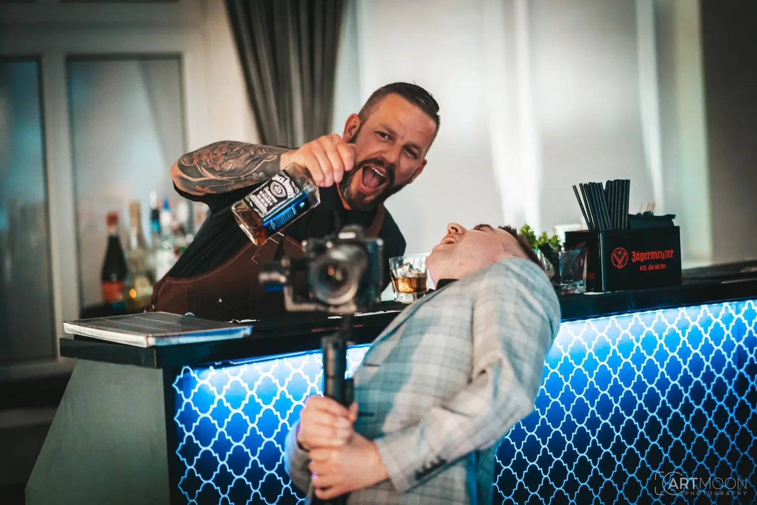 Barman przygotowujący drinki podczas wydarzenia
